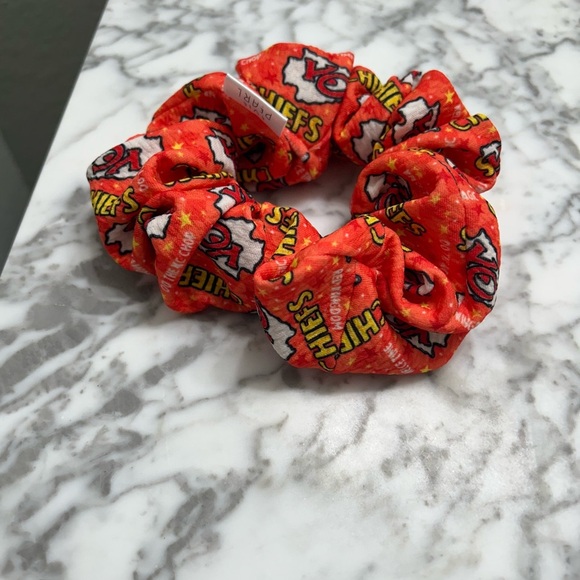 Oversized chiefs scrunchie - Picture 2 of 3